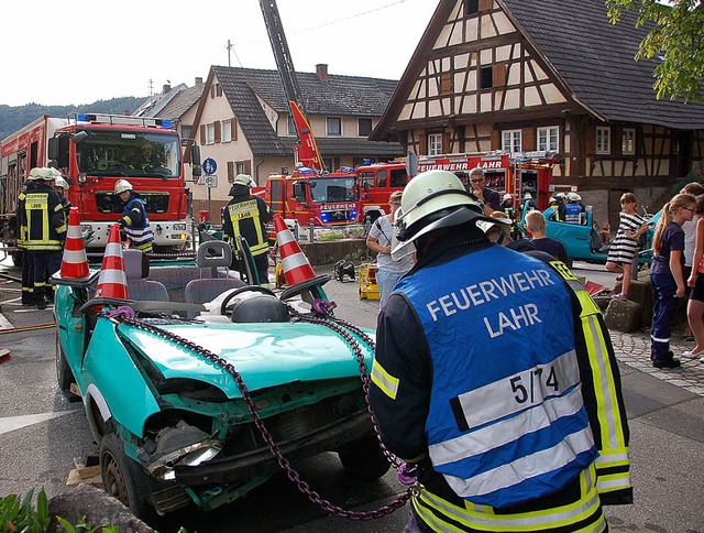 Groes Aufgebot der Feuerwehr bei der bung.   | Foto: Wolfgang Beck