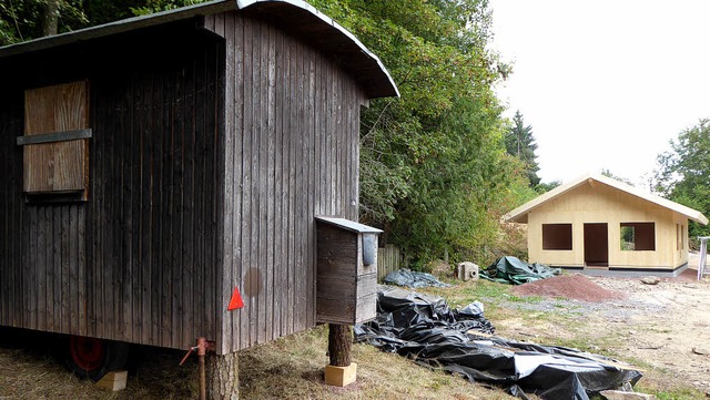 Das Holzhaus steht im Rohbau (hinten),...chern den Start des Waldkindergartens   | Foto: P. Stellmach
