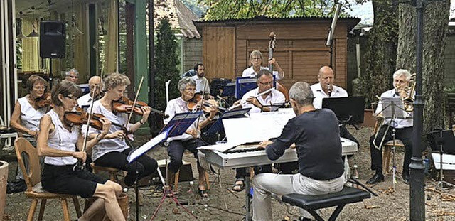 Laue Lfte, schne Tne: Das Salonorch...im &#8222;Stadtrain&#8220;-Biergarten.  | Foto: Franziska Viesel