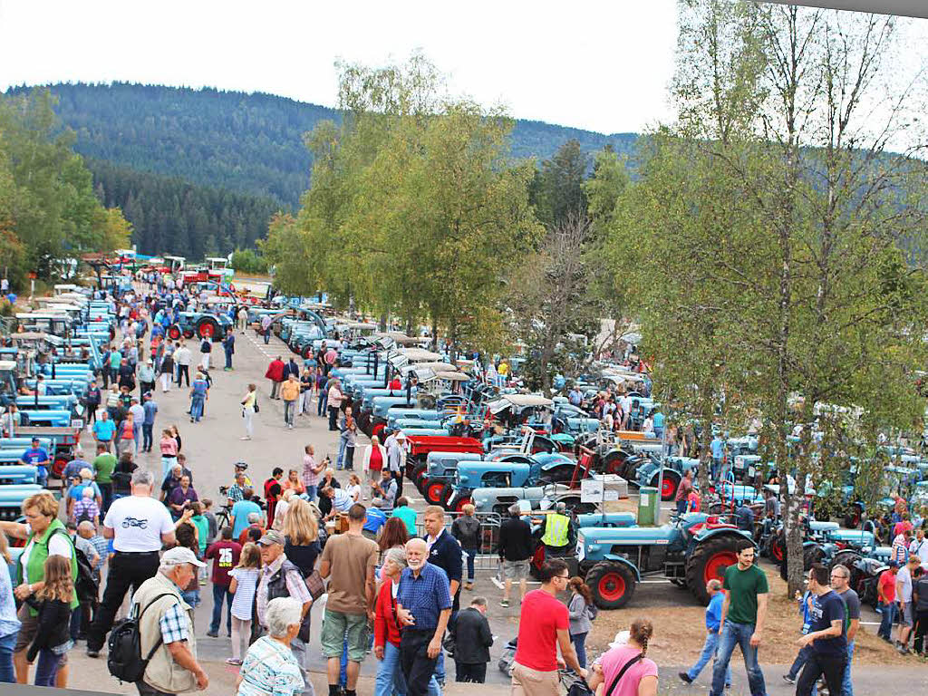 Alles passte beim Eicher-Treffen in Schluchsee: 300 Eicher-Traktoren der verschiedensten Ausfhrungen konnten von vielen Besuchern bei perfektemWetter und guter Stimmung bestaunt werden.