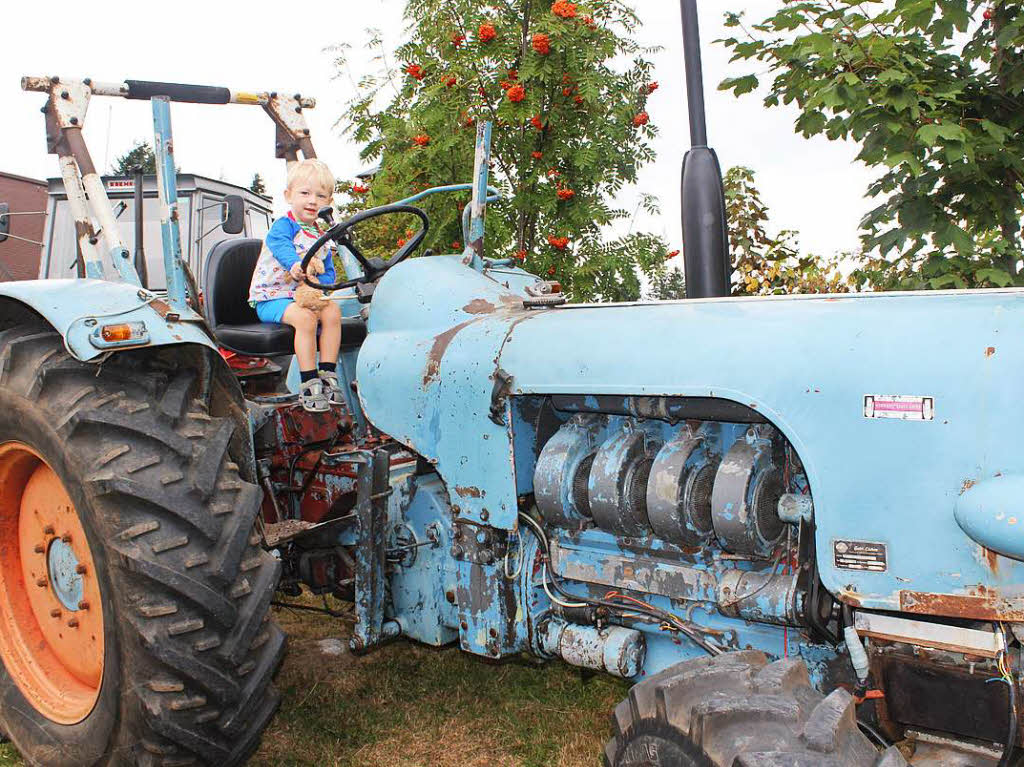 Kleiner Mann auf groem Traktor ...