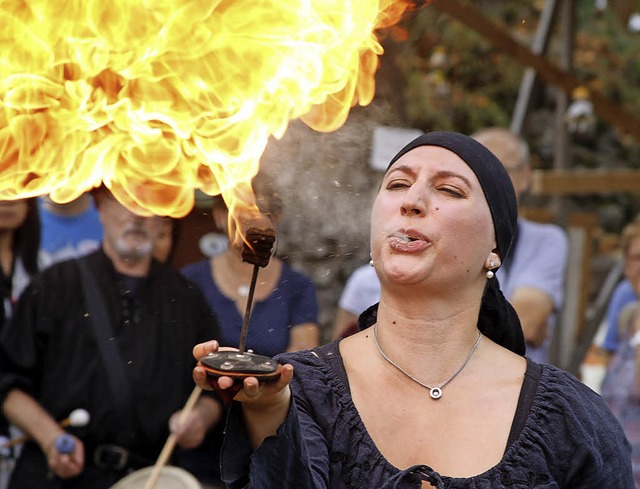 Eine ziemlich heie  Angelegengeit &#8211; eine Feuerspuckerin beim Burgfest   | Foto: Heidi Fssel