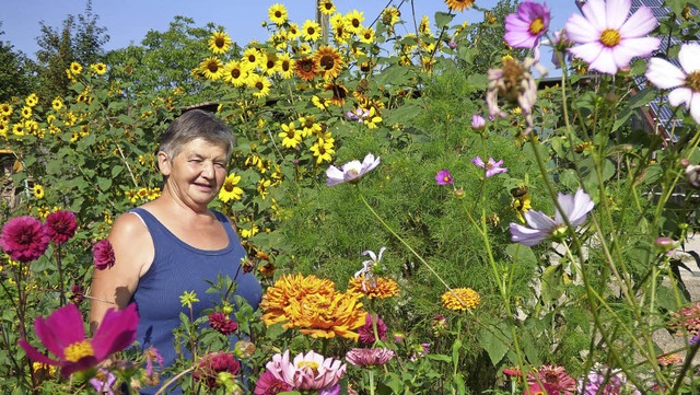 Ccilia Muler in ihrem prchtig blhenden Garten in Schuttern    | Foto: Frank Leonhardt