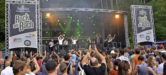 Klatschen im Takt: Freiburger Band &#8222;Skaletons&#8220; begeistert die Menge   | Foto: Dennis Schwarz