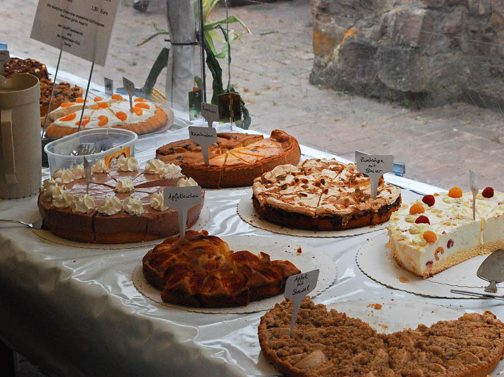 Eine Etage hher haben die Landfrauen ihr Caf erffnet – mancher kaufte auch fr die heimische Kaffeetafel ein. Die Qual der Wahl war auch zu schwer...