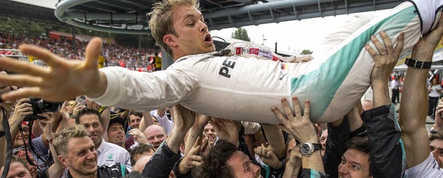 Erhebend: Nico Rosberg wird in Monza fr seinen Sieg gefeiert.   | Foto: dpa
