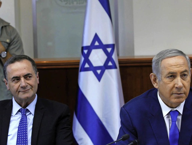 Genervt: Kabinettsrivalen  Katz (l.)  und  Netanjahu am Sonntag    | Foto: AFP