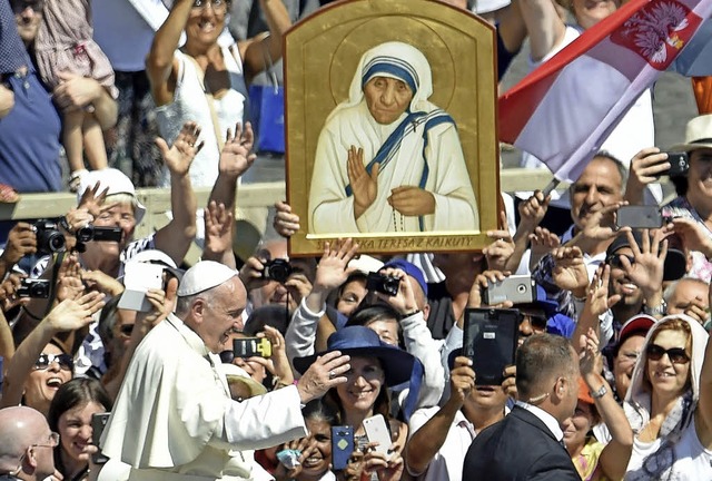 Papst Franziskus feiert mit Hunderttau...z die Heiligsprechung Mutter Teresas.   | Foto: afp