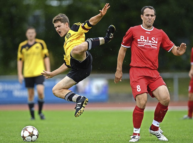 Andreas Beha vom  SV Hlzlebruck berz...ge, rechts der Geisinger  Peter Ochs.   | Foto: P. Seeger