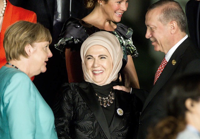 Stimmung wieder besser: Angela Merkel ...he Prsident Erdogan mit dessen Frau    | Foto: dpa