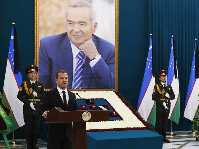 Russlands Premierminister Medwedew bei der Trauerfeier fr Islam Karimow.  | Foto: dpa