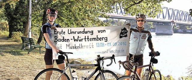 Ute Jansen und Markus Frommlet bei ihrer Ankunft mit den Rennrdern  in Kehl.   | Foto: Karen Christeleit