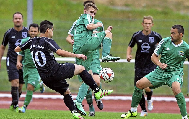 Die Gndelwanger Spieler versuchen den...er zum  3:1 den Lenzkircher Heimsieg.   | Foto: Wolfgang Scheu