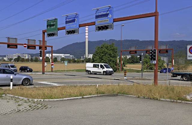 Ein Kreisel soll die Ampel  am Verkehrsknoten in Eiken ersetzen.   | Foto: Kalt