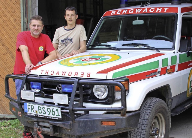 Guido Strack (links) und Andreas Scher...m &#8222;neuen&#8220; Einsatzfahrzeug.  | Foto: Reinhard Cremer