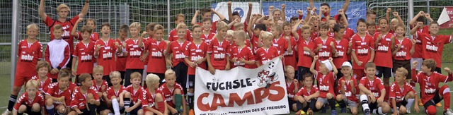 Das Fchslecamp des SC Freiburg gastie... von Profitrainern dem Ball hinterher.  | Foto: Marco Schopferer