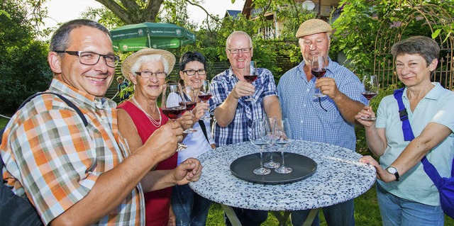 Weinwanderung: Im Weingut Isele wurde ...uf die gelungene Wanderung angestoen.  | Foto: Olaf Michel