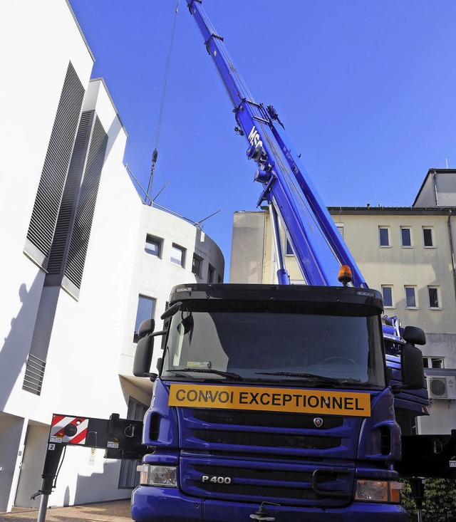 Ein Autokran ist beim Austausch der Oberlichter des Konzerthauses im Einsatz.   | Foto: FWTM