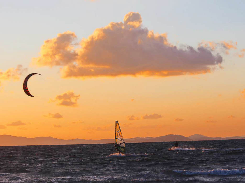 Kitesurfen + Windsurfen in Hyres bis SonnenuntergangFotografin: Simone KirrmannBZ Fotosommer: Sport im Freien