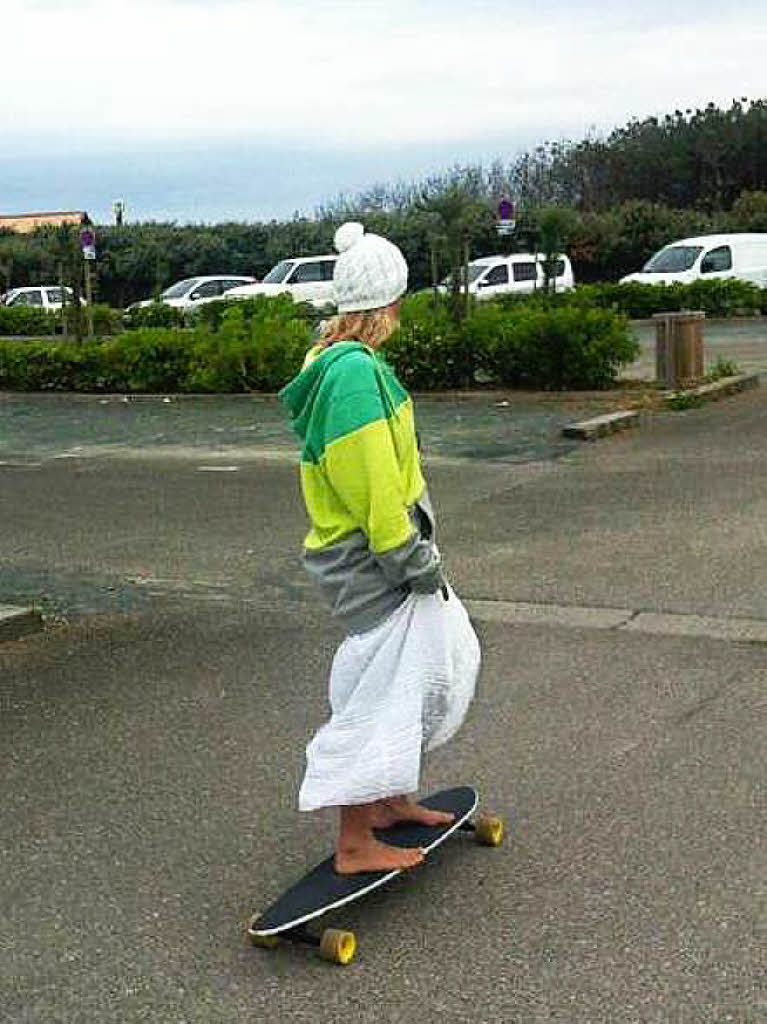Meine Tochter beim Longboard fahren in der Zwischenzeit bis das Wetter besser wirdFotografin: Simone KirrmannBZ Fotosommer: Sport im Freien