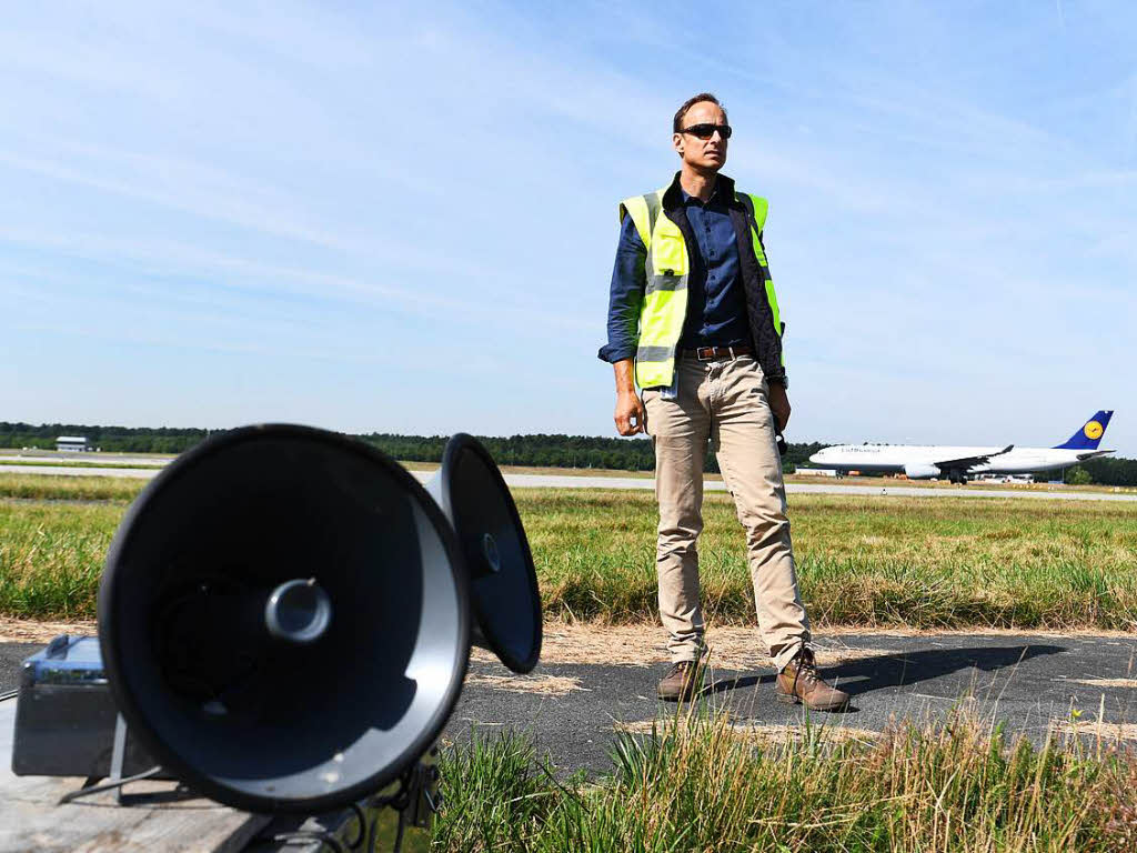 Jrgen Ebert, Leiter des Wildlife Control-Teams, ist Biologe. Mit dem Auto fhrt er ber das Gelnde. Aus mobilen Lautsprechern tnen Vogelschreie, die andere gefiederte Gste vertreiben sollen.
