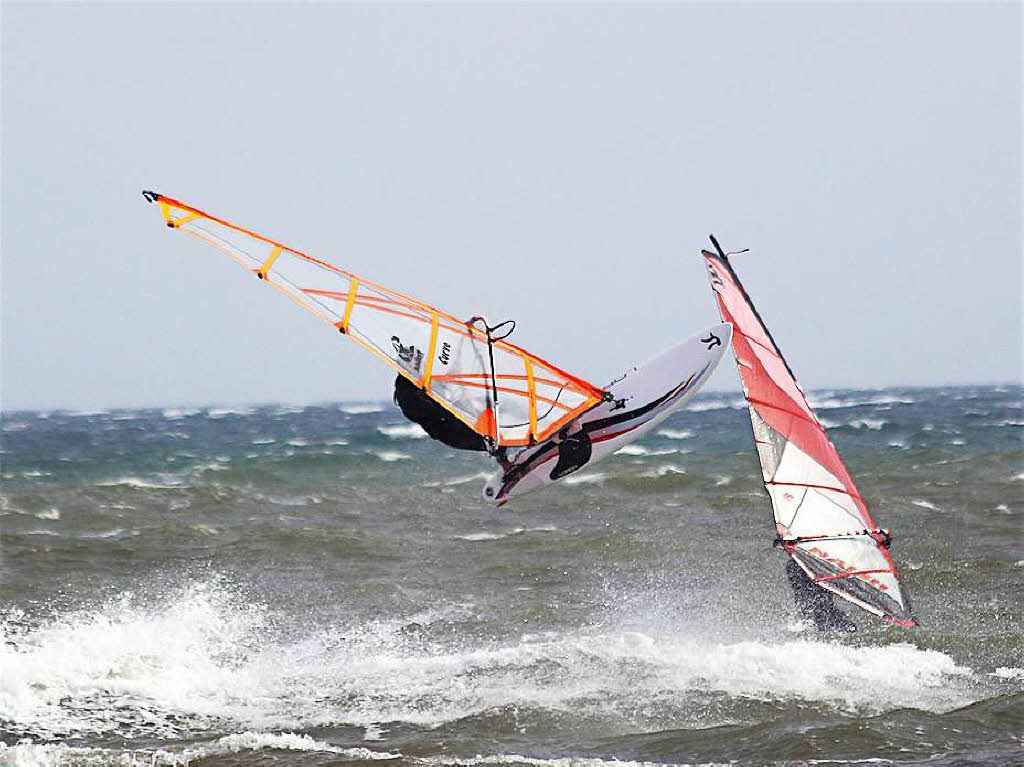 Kitesurfen und Windsurfenin Hyres /franz. Mittelmeerkste.Fotografiert von Simone Kirrmann aus RheinfeldenBZ Fotosommer: Sport im Freien