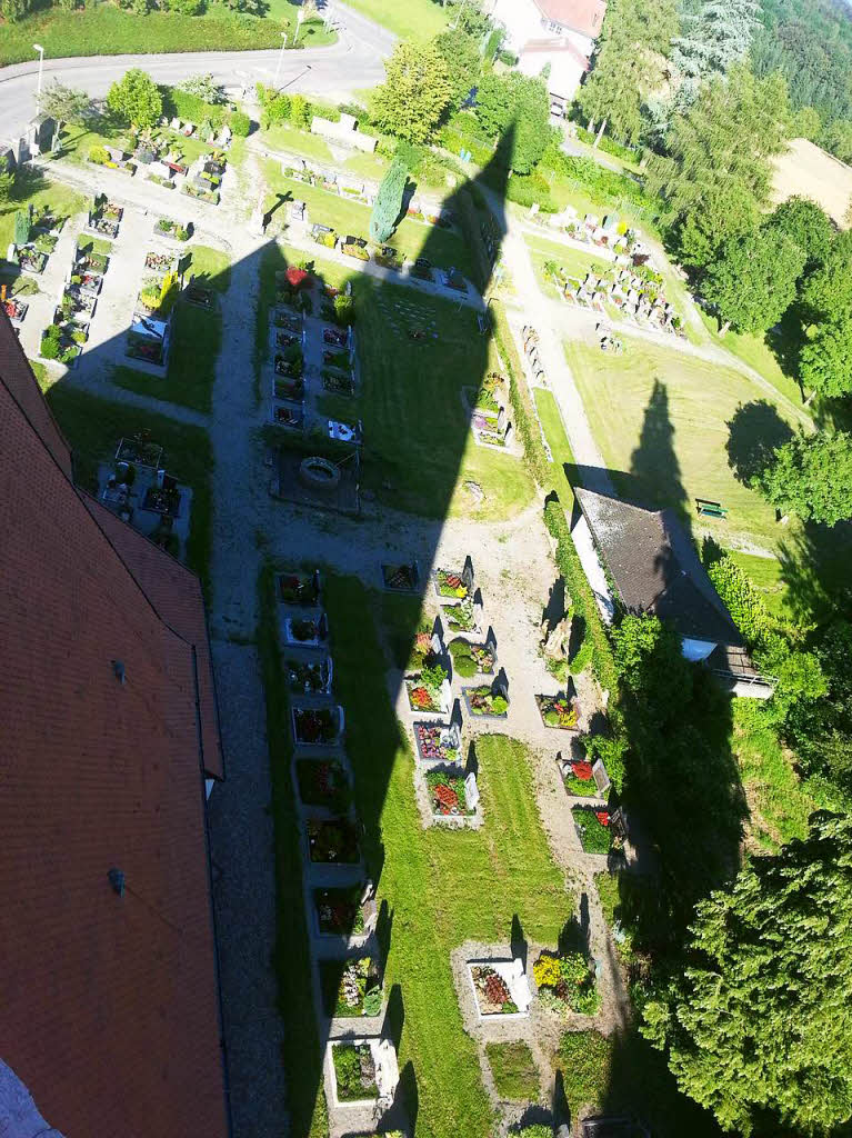 Kirchturm undMammutbaum als Schatten. Auf den Kirchtum der Eichsler Kirche gestiegen ist Ida Redmann-BckerBZ-Fotosommer:Licht und Schatten