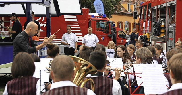 Der Musikverein spielte beim Tag der o...nd Jugendfeuerwehrwart Daniel Michels.  | Foto: Christiane Franz