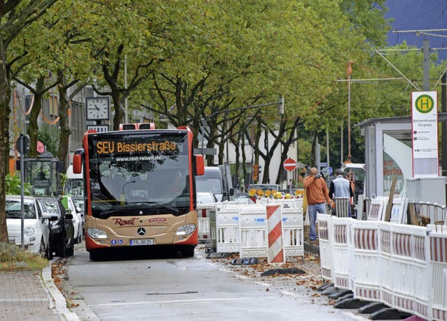 Entlang der Baustelle quetscht sich no... ein Ersatzbus durch die Sundgauallee.  | Foto: Rita Eggstein
