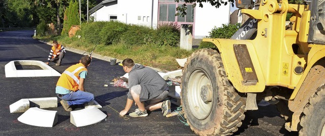 Die neue Verkehrsinsel auf der L 137 a...Johann Joos auf die Fahrbahn geklebt.   | Foto: Markus Maier