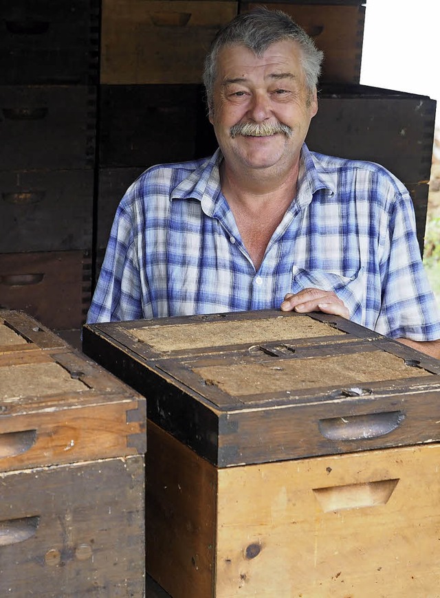 Karl-Hein Baur vor zwei Kisten mit Zuchtbienen.  | Foto: Susanne Gilg