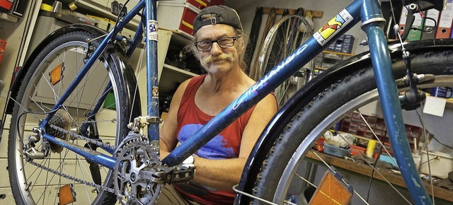 Auch eine Fahrradwerkstatt gehrt zum ...gen defekte Zweirder auf Vordermann.   | Foto: Ursula Freudig