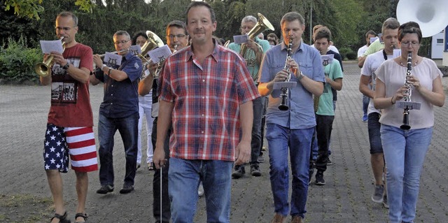 Axel Berger, Dirigent der Stadtkapelle...ahrung, trainiert sein Blasorchester.   | Foto: Anni Strobel