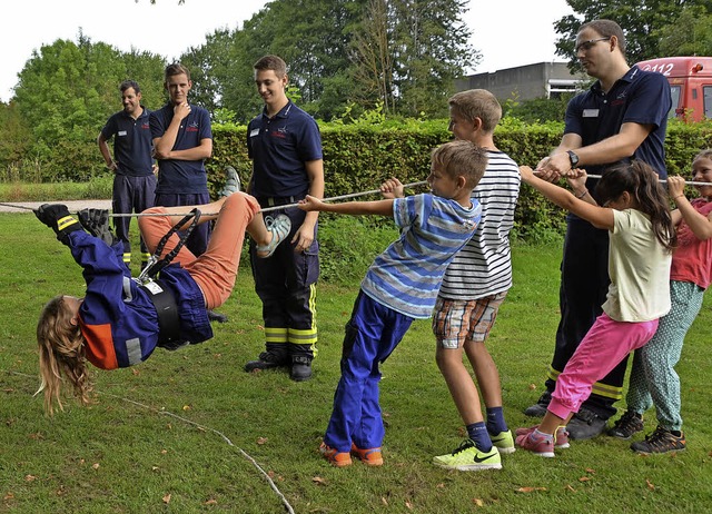Die neunjhrige Milla versuchte sich als Feuerwehrfrau.   | Foto: Kaltenbach