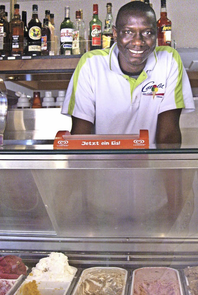Kawsu Sillah an seinem Arbeitsplatz im Eiscaf Carola  | Foto: Ute Kienzler