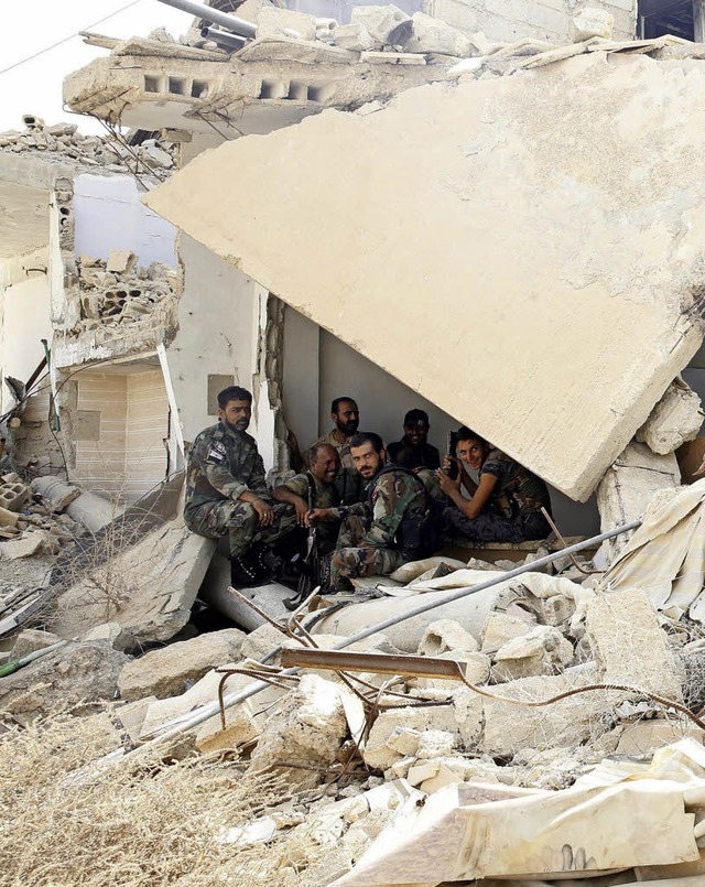 Walter Posch (links) glaubt nicht an e...sche  Soldaten im zerstrten Darayya.   | Foto: DPA