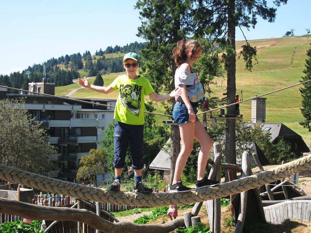 Balance halten auf dem hchsten Gipfel im Schwarzwald.Aufgenommen von Monika Kiefer auf dem Feldberg mit einer Canon A3500ISBZ-Fotosommer: Sport