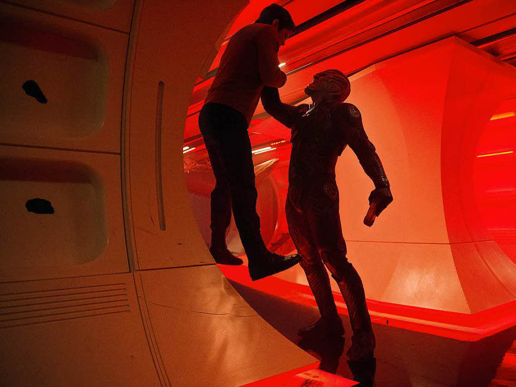 Der Captain und das bse Reptil: Chris Pine (links) als Kirk, Idris Elba (rechts) als Crowl in „Star Trek Beyond“