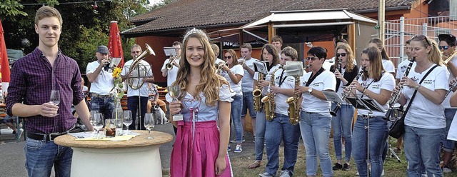 Vorsitzender Fabian Bitsch erffnete m...igin Lena Adler das 2.Wyhler Weinfest.  | Foto: Schweizer