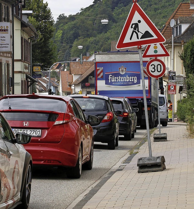 Noch stockt der Verkehr in  Kuhbach, d...mehr, dann ist  die Strae  gesperrt.   | Foto: H. Fssel