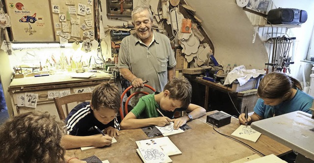 Vier Kinder aus Rickenbach, Grwihl un...itung von Hans Trndle das Brandmalen.  | Foto: Theresa Trndle