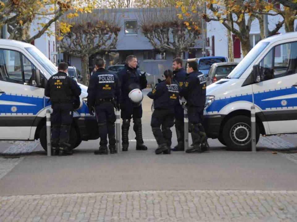 Polizeisperren, wie hier auf dem Markt... Platz wohl nicht erforderlich sein.    | Foto: Lauber