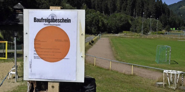 Der Baufreigabeschein hngt, bald soll...nderem ein Kunstrasenplatz entstehen.   | Foto: Sebastian Barthmes