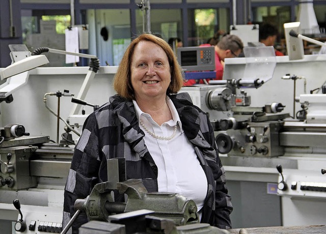 Roswitha Mhl in der Metallwerkstatt des IHK-Bildungszentrums in Offenburg.   | Foto: Judith Reinbold