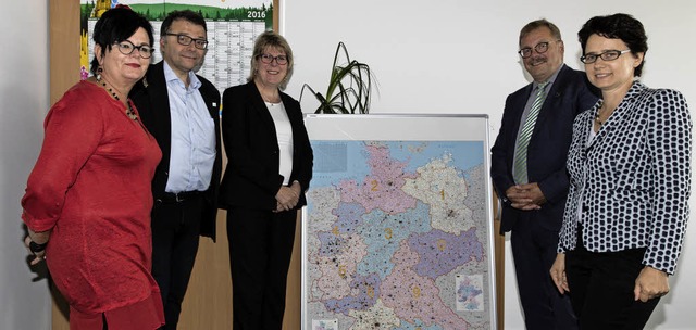 Zu Besuch beim Unternehmen  Dr. Langer...er verkauften Neuromonitore markiert.   | Foto: Gabriele zahn