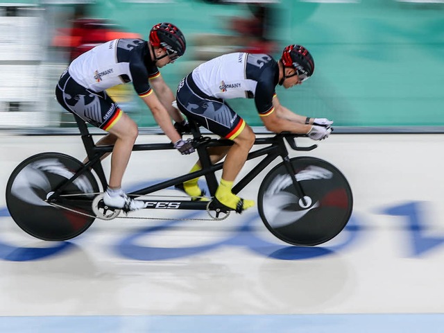 Zwei Personen, ein Rhythmus: Stefan Ni...edaille im Zeitfahren ber 1000 Meter.  | Foto: dpa