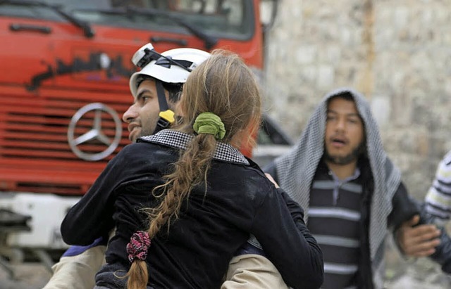 &#8222;Weihelm&#8220; Ismail  birgt ein verletztes Mdchen  | Foto: bz