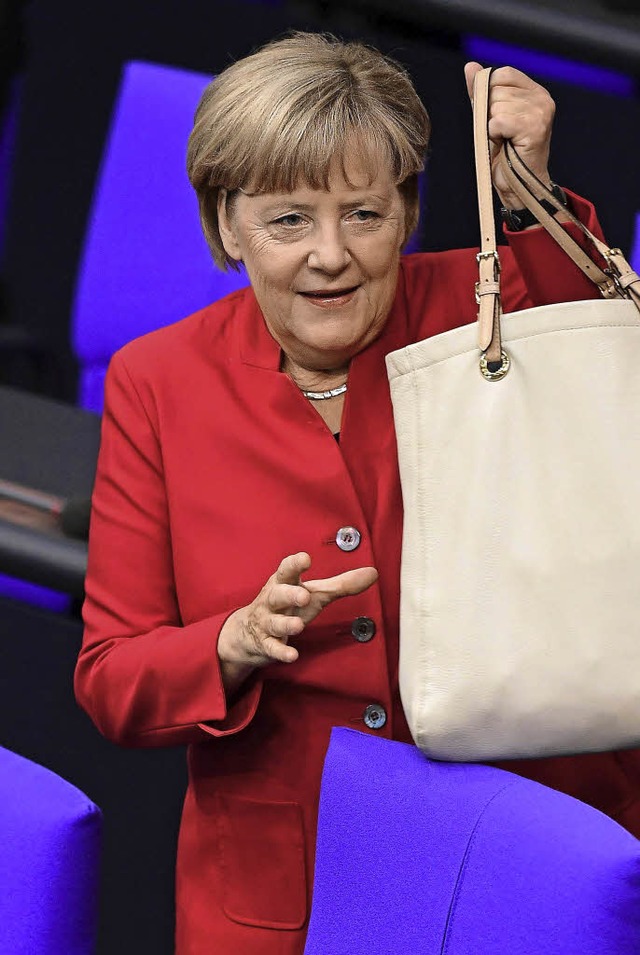 Hat noch nicht eingepackt: Angela Merkel im Bundestag  | Foto: afp