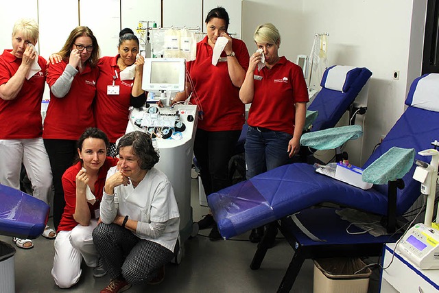 Traurig, traurig: Das Team der Blutspendezentrale steht vor leeren Liegen.  | Foto: Blutspendezentrale Uniklinik Freiburg