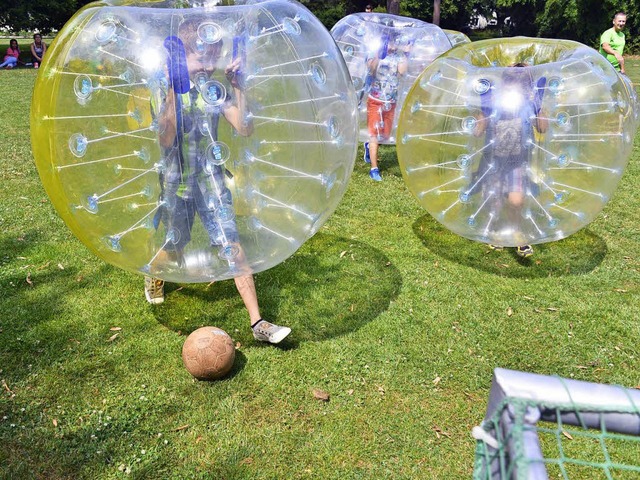 Bubblesoccerspieler in Aktion  | Foto: Michael Bamberger